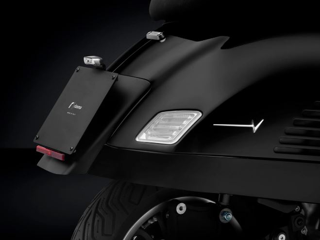 Porta targa posteriore RIZOMA per Vespa GTS/GTS Super/GTV 125-300cc (`23-), nero