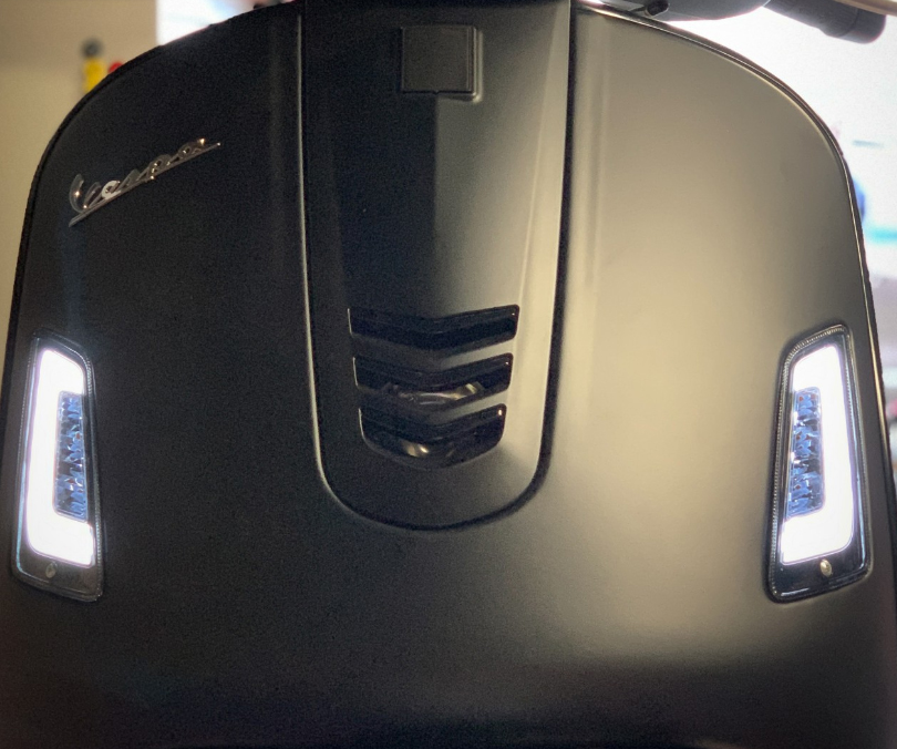 Set di indicatori di direzione anteriori a LED, colorati per Vespa GT, GTL, GTV, GTS 125-300 (2014-2018)