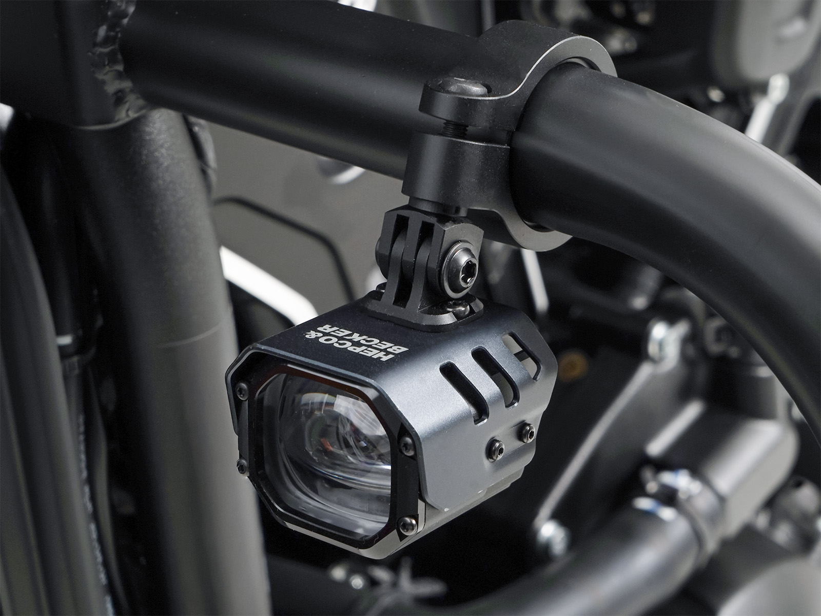 Faro supplementare a LED Nova con montaggio universale per CF Moto 700 MT (25-) Hepco & Becker