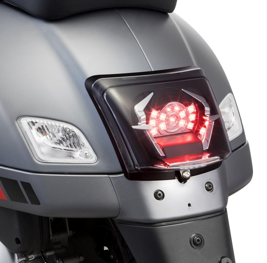 Trasformazione fanale posteriore per Vespa GTS/GTS Super/GTV 125-300cc ('14-'18), nero lucido