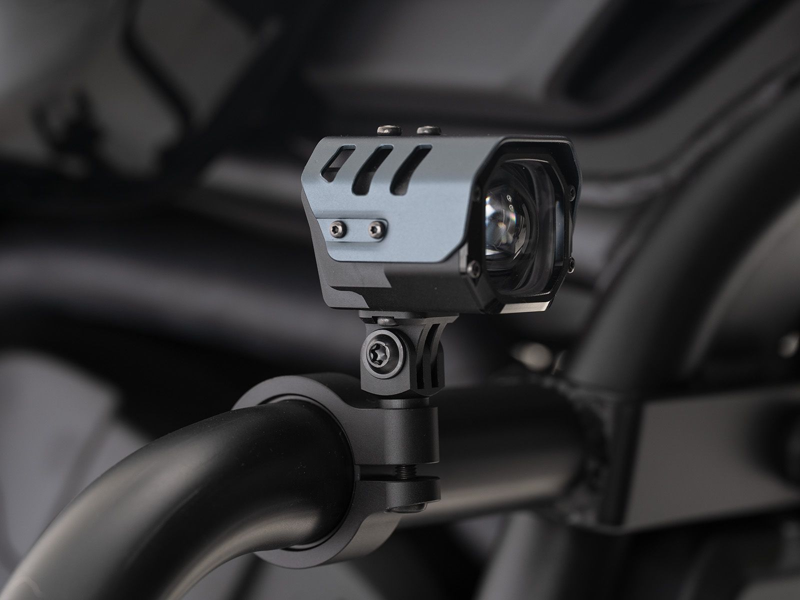Faro supplementare a LED Nova con montaggio universale per CF Moto 700 MT (25-) Hepco & Becker