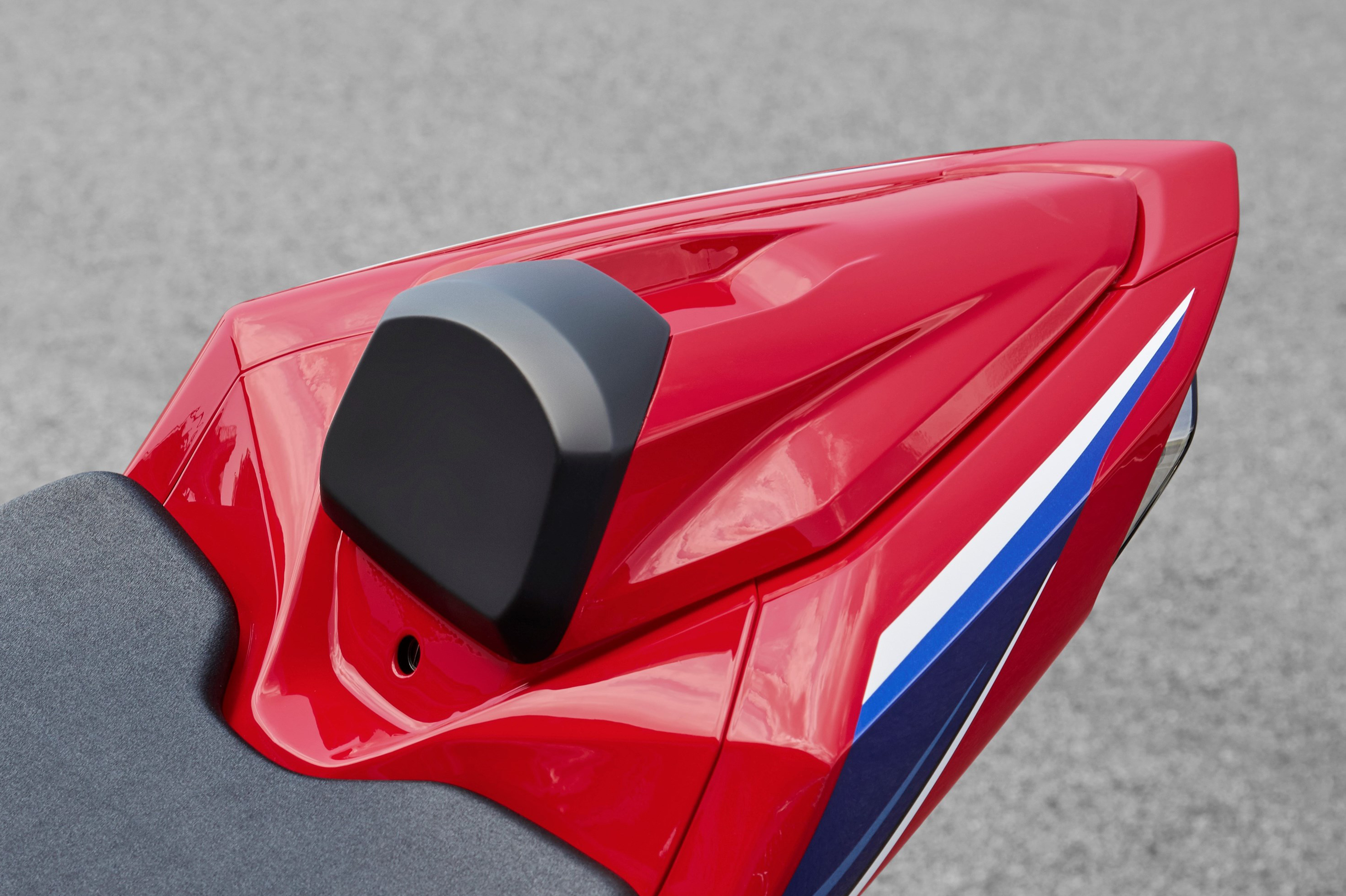 Copripasseggero rosso (R380) per Honda CBR1000RR-R BJ 20-