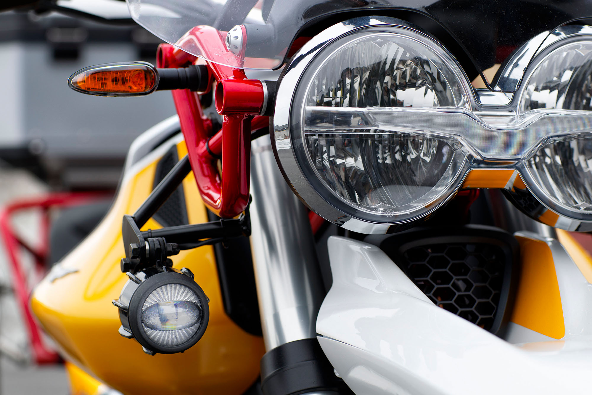 Fari fendinebbia a LED per Moto Guzzi V85 TT incl. kit di montaggio