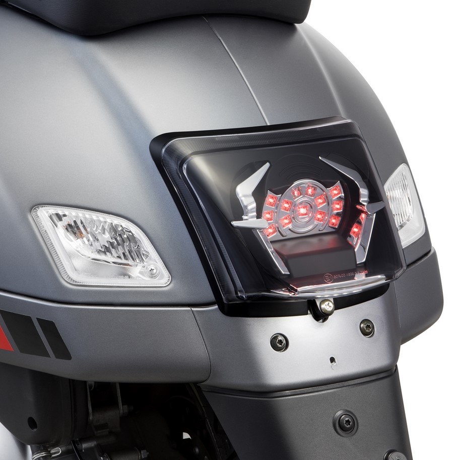 Trasformazione fanale posteriore per Vespa GTS/GTS Super/GTV 125-300cc ('14-'18), nero lucido