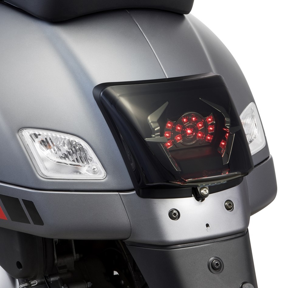 Gruppo ottico posteriore per Vespa GTS/GTS Super/GTV 125-300cc ('14-'18), oscurato