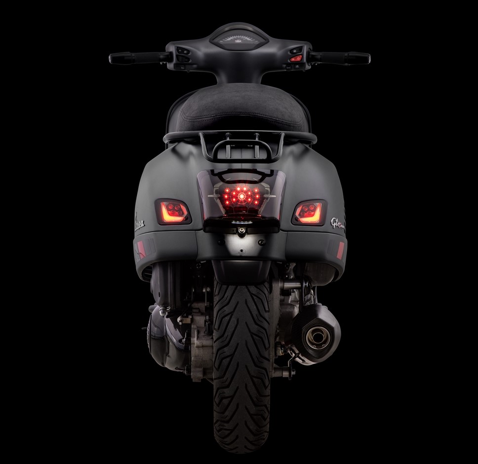 Gruppo ottico posteriore per Vespa GTS/GTS Super/GTV 125-300cc ('14-'18), oscurato