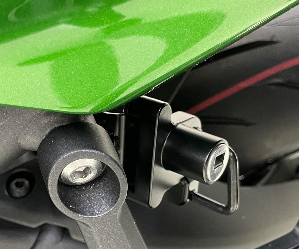 Kit di bloccaggio del casco per Kawasaki Ninja H2 SX /SE (22-) Originale