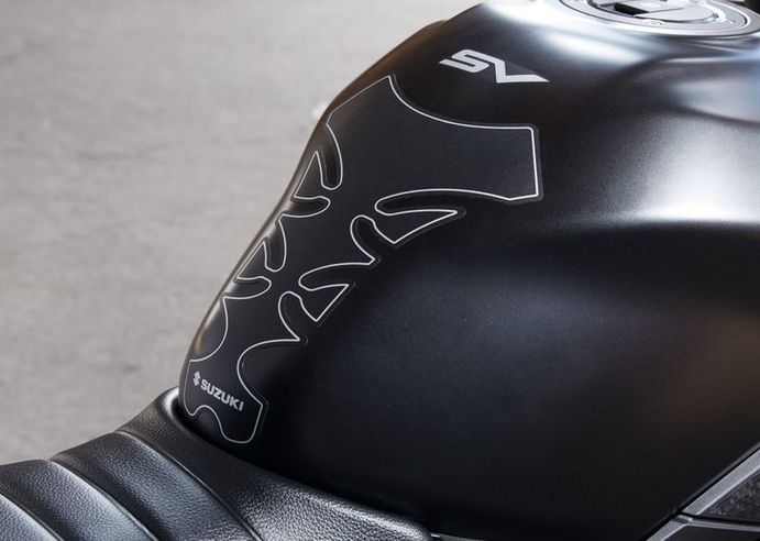 Paraserbatoio, nero per Suzuki SV650 BJ. 2016-2017