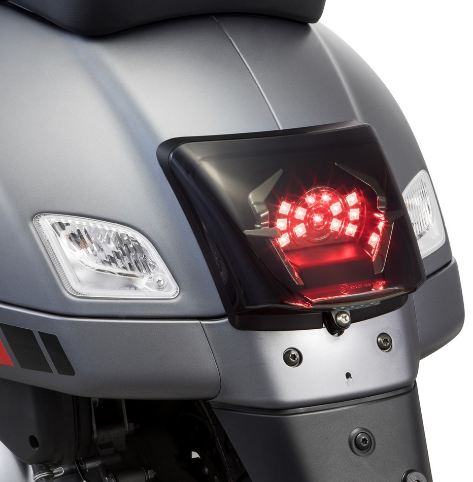 Gruppo ottico posteriore per Vespa GTS/GTS Super/GTV 125-300cc ('14-'18), oscurato