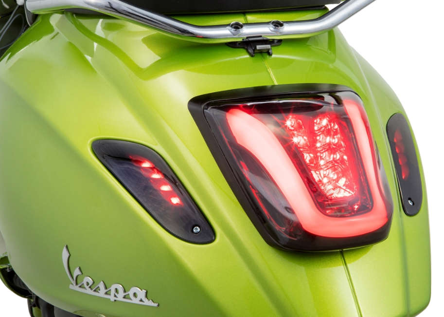 Fanale posteriore MK II colorato per Vespa Primavera/​Sprint 50-150ccm, bordo - nero lucido