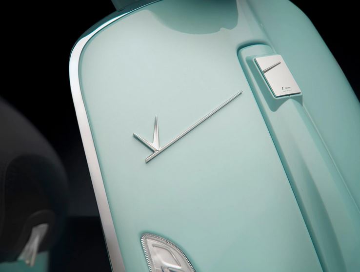 Emblema a cascata RIZOMA per Vespa, argento