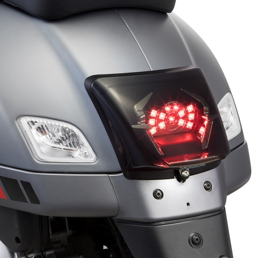 Trasformazione fanale posteriore per Vespa GTS/GTS Super/GTV 125-300cc ('14-'18), nero lucido