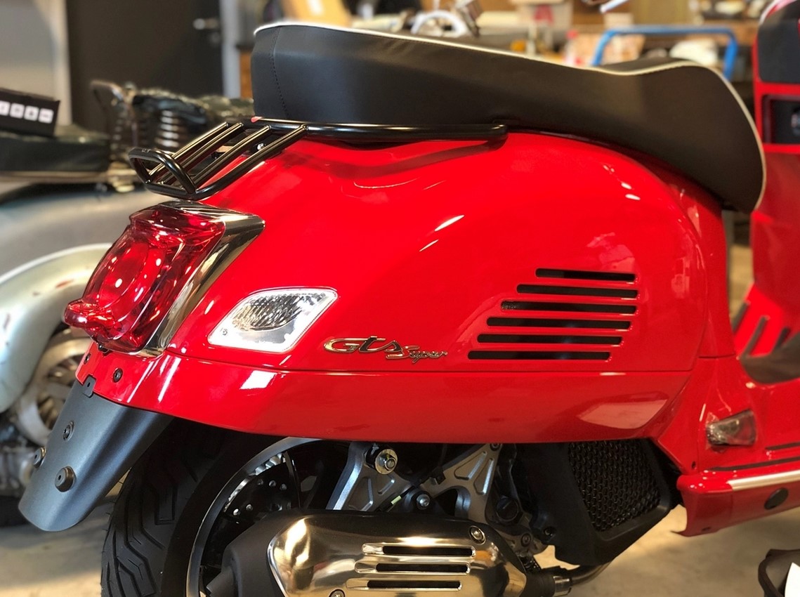 Portapacchi / maniglione passeggero posteriore anni '70 per Vespa GTS/​GTV/GT 125-300ccm 4T LC, nero lucido