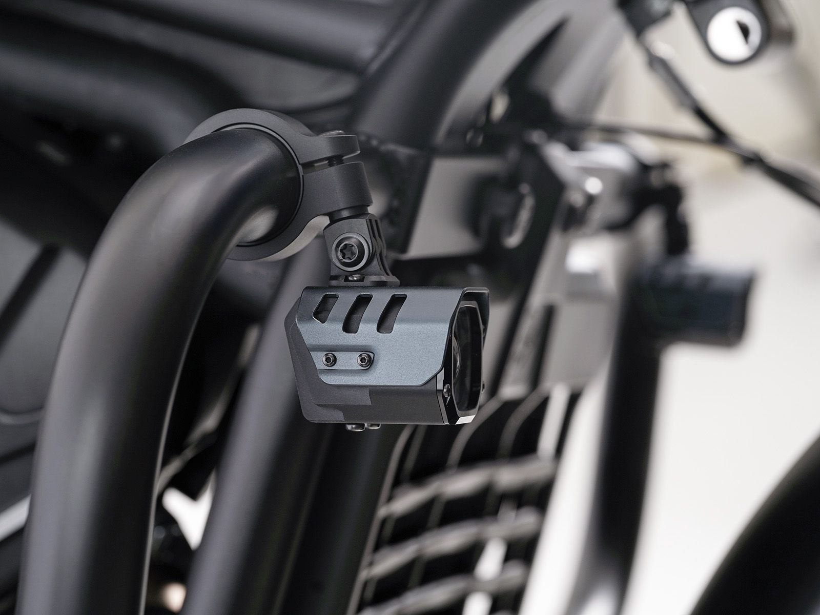 Faro supplementare a LED Nova con montaggio universale per CF Moto 700 MT (25-) Hepco & Becker