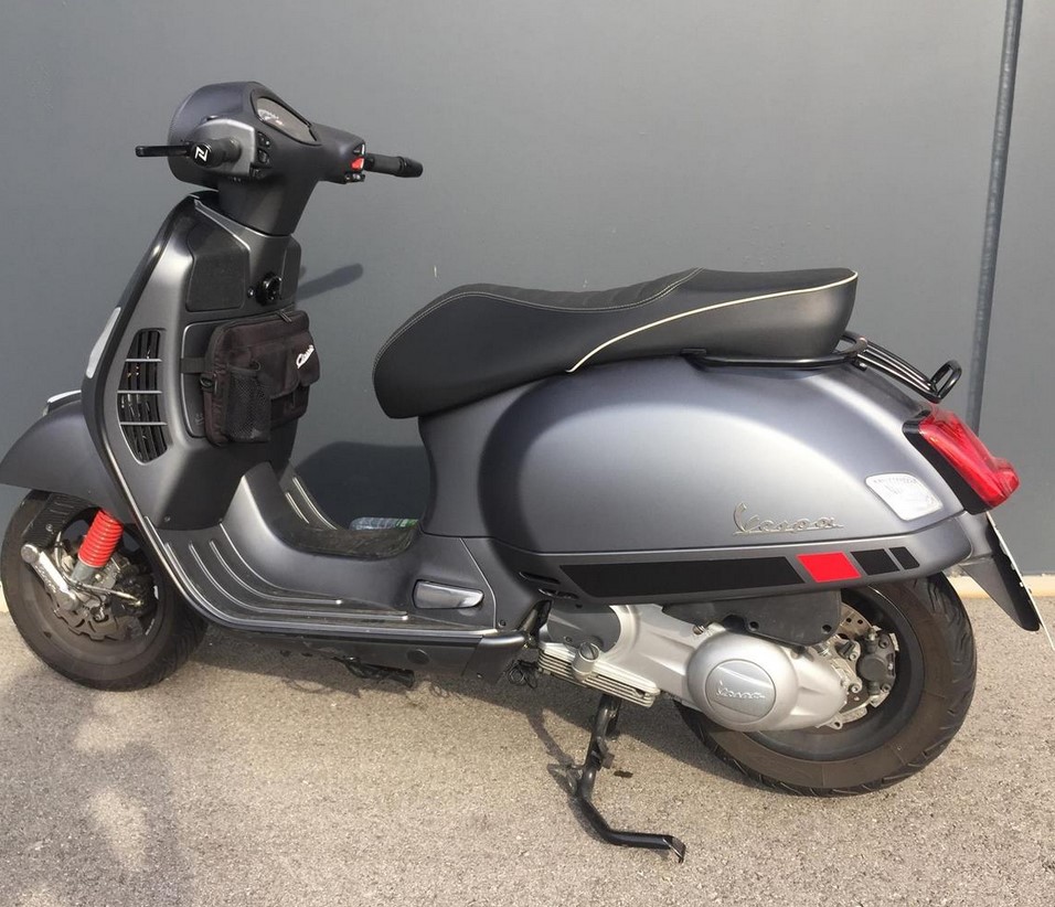 Portapacchi / maniglione passeggero posteriore anni '70 per Vespa GTS/​GTV/GT 125-300ccm 4T LC, nero lucido