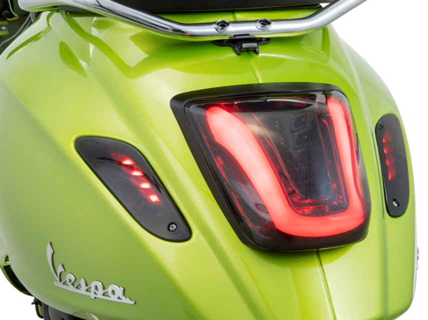 Fanale posteriore MK II colorato per Vespa Primavera/​Sprint 50-150ccm, bordo - nero opaco