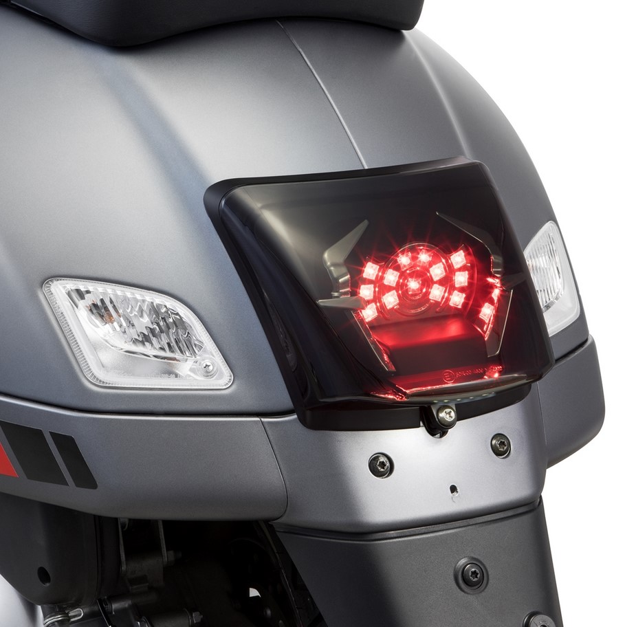 Trasformazione del fanale posteriore per Vespa GTS/GTS Super/GTV 125-300cc ('14-'18), nero opaco