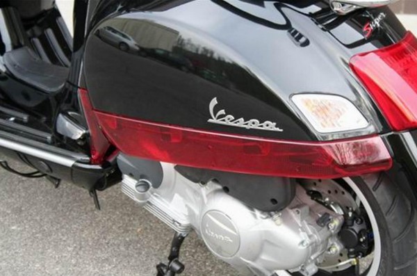 Fiancata sinistra/destra per Vespa GTS/​GTS Super/​GTV 125-300ccm, rosso trasparente