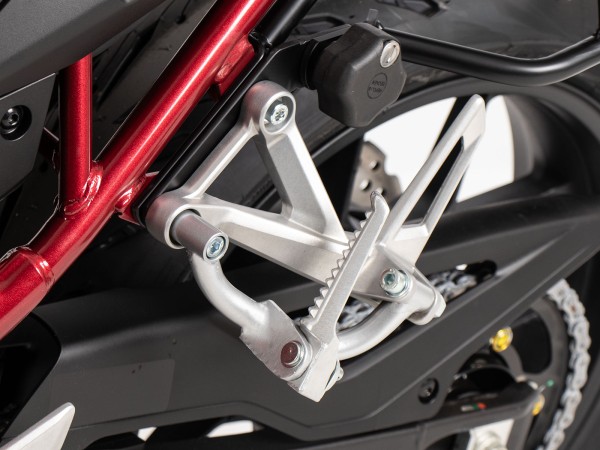 Ricollocazione pedana passeggero argento per Honda CB 750 Hornet (23-)