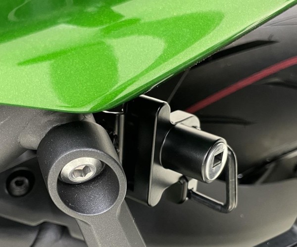 Kit di bloccaggio del casco per Kawasaki Ninja H2 SX /SE (22-) Originale