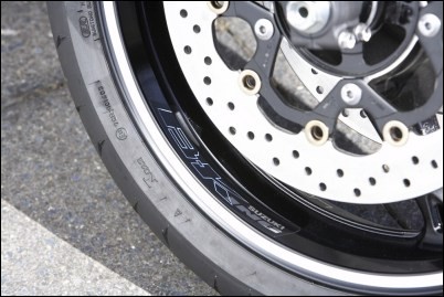 Adesivo cerchio ruota anteriore per Suzuki GSX1300 B-King BJ. 2008-2011
