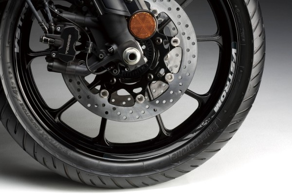 Decorazione cerchio per cerchione anteriore 19" argento