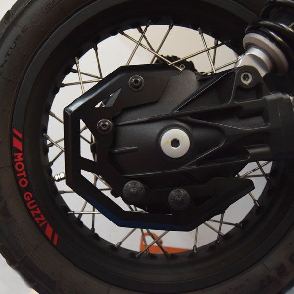 Coperchio cardanico nero per Moto Guzzi V 85 TT (19-23)